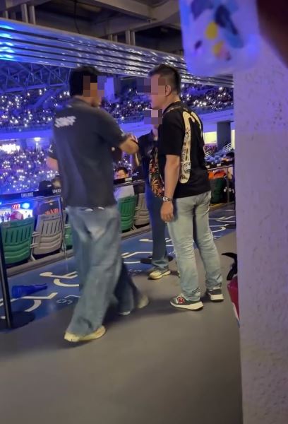 蔡姓工讀生上前請女同事後退。（圖／Threads @huhu_artnhandmade 授權提供）