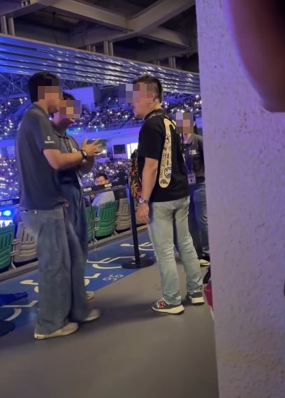 蔡姓工讀生和蔣男溝通。（圖／Threads @huhu_artnhandmade 授權提供）