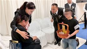 遭霸凌腦萎縮2歲男猝逝 哥捧牌位跪謝母恩(圖/記者陳佳鈴攝影)