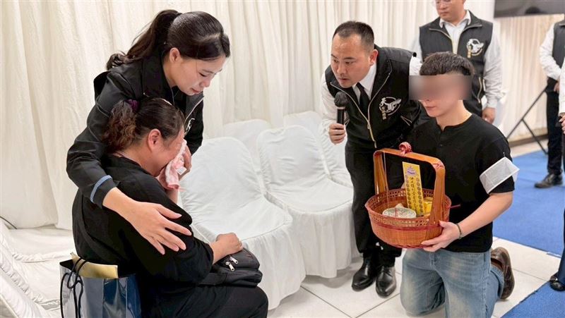 遭霸凌腦萎縮2歲男猝逝 哥捧牌位跪謝母恩