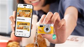 麥當勞APP會員凡使用「韓風香蒜甘醬」系列優惠券，即贈「小杯雪碧」，還有機會獲得限量「蒜你會拍迷你相機」。（圖／麥當勞提供）