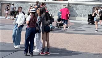 子瑜現蹤迪士尼「黑絲熱褲+大長腿」超辣