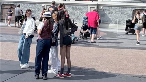 子瑜現蹤迪士尼「黑絲熱褲+大長腿」超辣