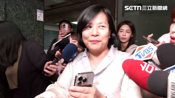 李貞秀走出黨部。（圖／翻攝畫面）