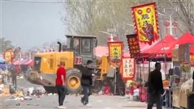 北京大韓繼集市驚傳大鏟車衝撞群眾，疑造成13人死亡。（翻攝X@inforkynder）