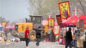 北京無差別攻擊！男駕推土車血洗市集13死
