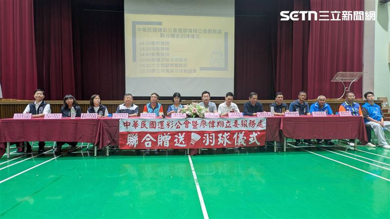 得知基層基層運動員困境，立法委員廖偉翔與運彩公會理事長何昱奇第一時間聯手緊急馳援，捐贈大批專業羽球。(圖/翻攝畫面)