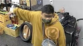 台中，緊張哥，假冒特斯拉，車主，店家借2千，落跑，落網，竟是通緝犯（圖／翻攝自Threads @c3carry）