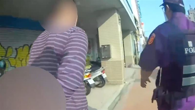 員警獲報前往攔查被稱為緊張哥、到處詐騙的吳姓男子，赫然發現他竟是有案在身的通緝犯。(圖／翻攝畫面)