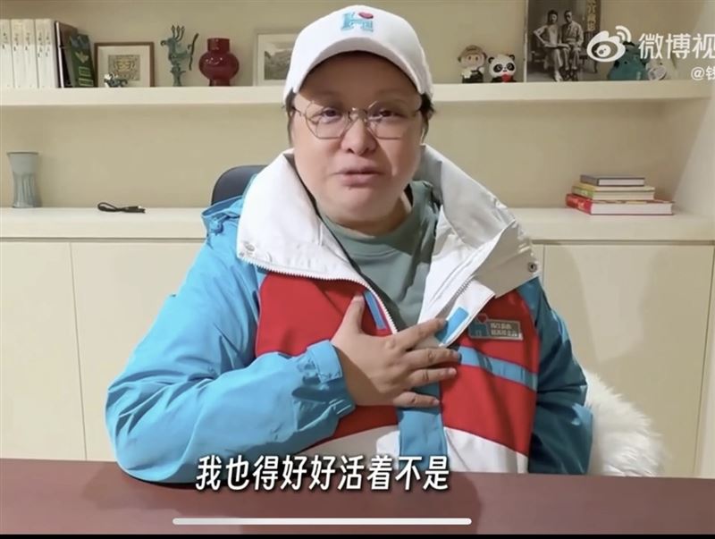 韓紅現身闢謠駁斥死訊，並強調自己特別好。（翻攝自微博）