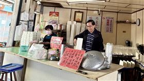 陳水扁到麻豆吃碗粿、肉羹，之後也在現場幫忙販賣。（圖／翻攝自陳水扁新勇哥物語臉書）