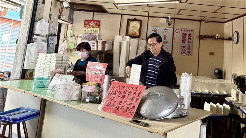 被直擊「低頭賣碗粿」　陳水扁本人回應了
