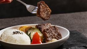 華航攜手知名餐廳「大腕燒肉」推出豪華商務艙商務艙主菜「牛小排佐芝麻米飯」，是機上必嚐的海陸雙響組合。（圖／華航提供） 