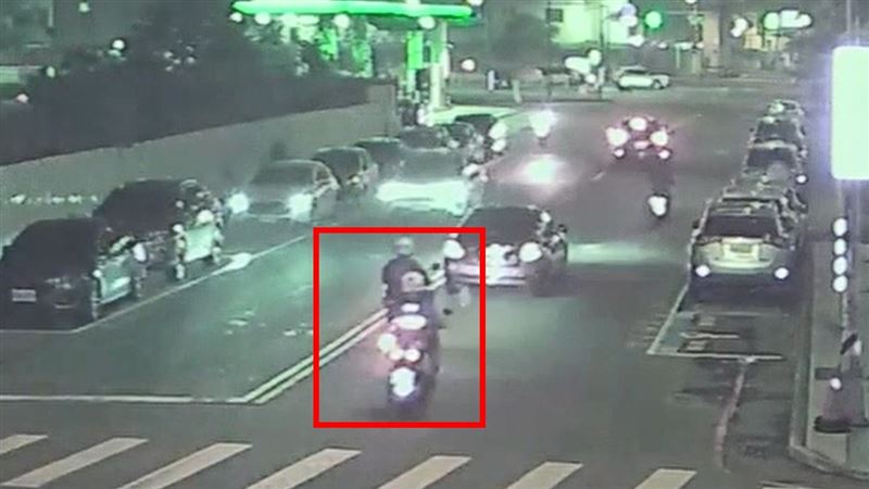 警方獲報準備趕抵加油站。(圖/翻攝畫面)