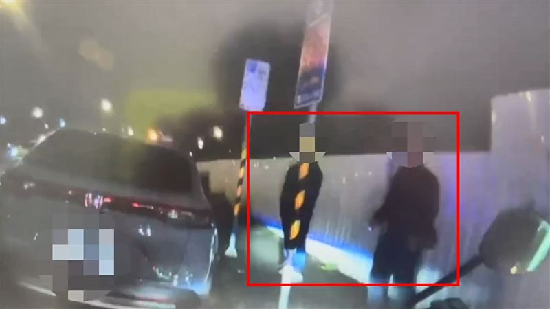 機車騎士跟汽車駕駛差點起衝突。(圖/翻攝畫面)