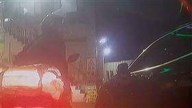 機車騎士跟汽車駕駛爆發口角衝突。（圖／翻攝自社會事影音）