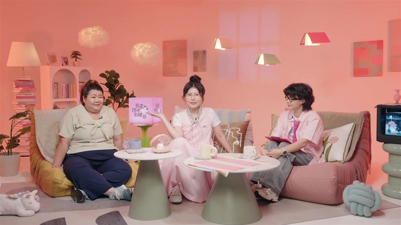 人稱「小花媽」的張慧慈,揭露童年曾「隨時可能被賣進查某間」的過往。(圖/小公視提供)