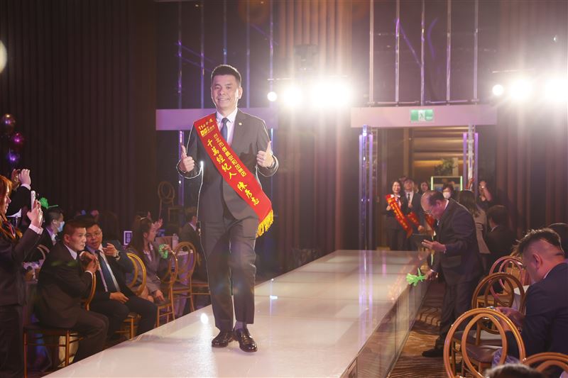 無論面對買方或賣方，陳彥志從不讓客戶買貴或賣便宜，總是用最中肯的建議，幫助客戶做出最適合自己的決定。（圖/陳彥志提供）