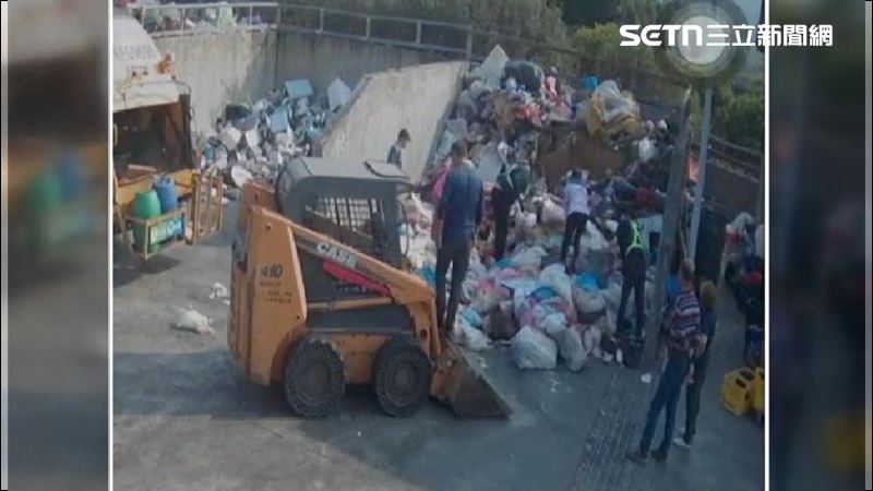 一群人一大早就聚集回收場翻找著假牙