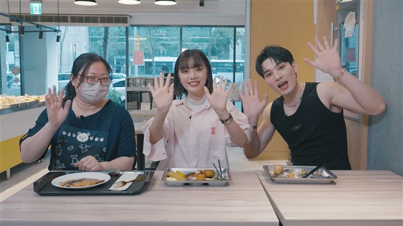 木木與黃偉晉挑戰切菜、煎肉與抓奧客，效果滿點。（圖／華研國際提供）