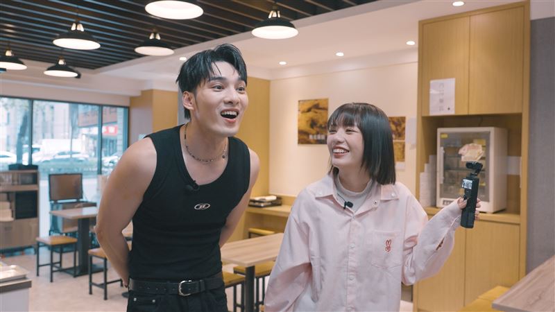 木木邀請黃偉晉到自助餐店打工。（圖／華研國際提供）