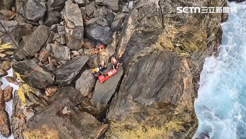 宜蘭蘇澳烏岩角發生墜崖意外，52歲女子攀岩墜崖摔斷膝蓋，空勤總隊出動直升機吊掛救援。（圖／翻攝畫面）