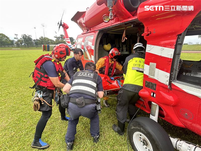 宜蘭蘇澳烏岩角發生墜崖意外，52歲女子攀岩墜崖摔斷膝蓋，空勤總隊出動直升機吊掛救援。（圖／翻攝畫面）
