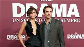 羅伯派汀森（右）、千黛亞（左）出席本片的羅馬首映會。（圖／采昌國際多媒體提供） 