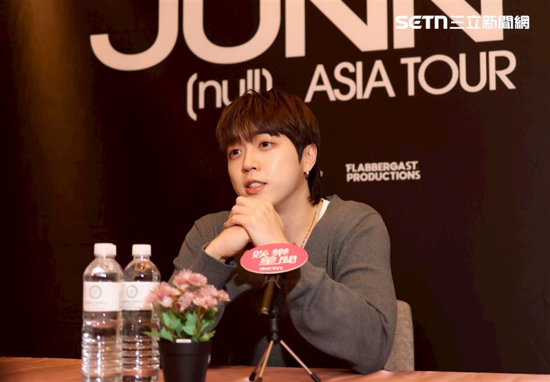 韓國創作歌手JUNNY接受《三立新聞網》專訪。(圖/記者鄭孟晃攝影)