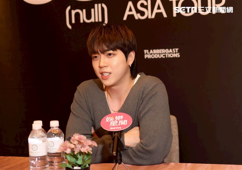 韓國創作歌手JUNNY接受《三立新聞網》專訪。(圖/記者鄭孟晃攝影)