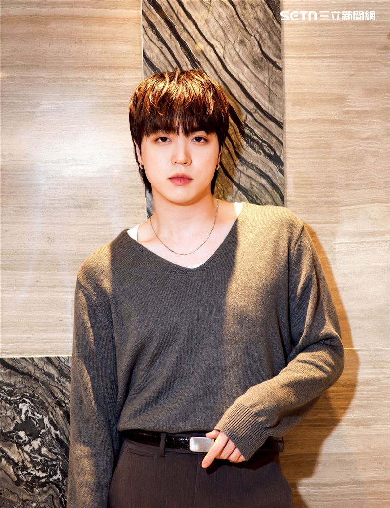 JUNNY聊到近期印象深刻的合作,他點名是幫JYP新人團體KickFlip創作的歌曲〈Twenty〉。(圖/記者鄭孟晃攝影)