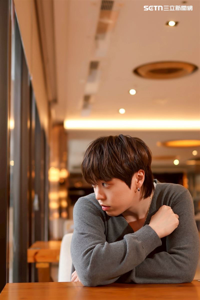 韓國創作歌手JUNNY接受《三立新聞網》專訪。(圖/記者鄭孟晃攝影)