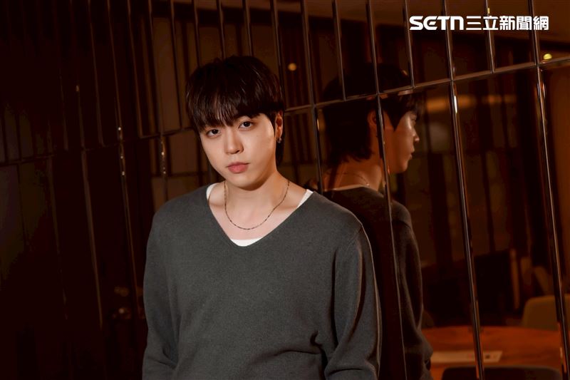 韓國創作歌手JUNNY接受《三立新聞網》專訪。(圖/記者鄭孟晃攝影)