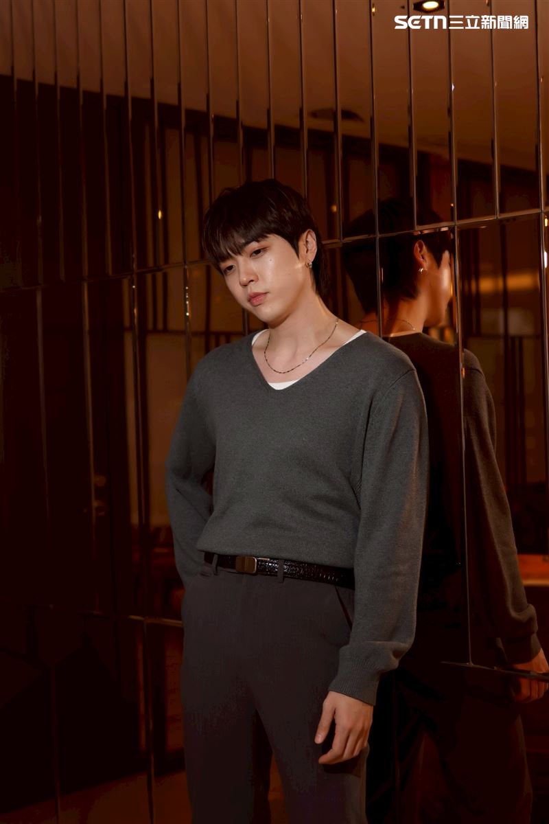 韓國創作歌手JUNNY接受《三立新聞網》專訪。(圖/記者鄭孟晃攝影)