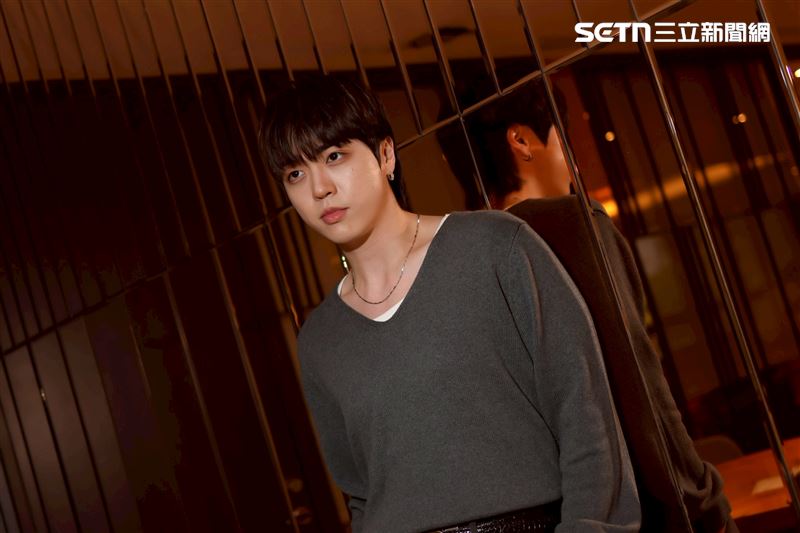 韓國創作歌手JUNNY接受《三立新聞網》專訪。(圖/記者鄭孟晃攝影)