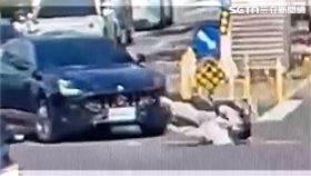 好貴的車禍！海神轉彎撞　騎士摔飛滾兩圈挫傷