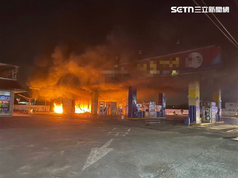 屏東萬丹鄉中興路上一家連鎖加油站起火,火勢猛烈。(圖/翻攝畫面)