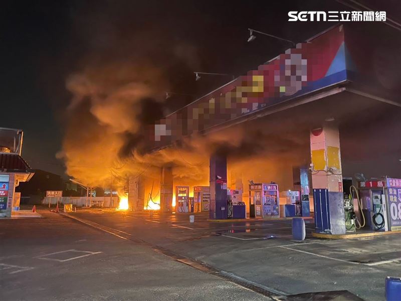 屏東萬丹鄉中興路上一家連鎖加油站起火,火勢猛烈。(圖/翻攝畫面)