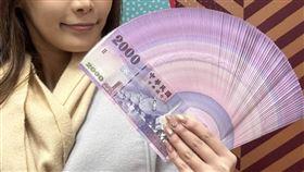 新台幣改版引發2字頭鈔券存廢論戰，面對立委質疑流通率低、商家拒收是浪費公帑，央行首度曝光內部密件，強調環保優勢與國際配置合理性。儘管使用率相對偏低，央行仍計畫利用新設計的「新鮮感」強勢推廣，力求5種面額均衡發展。 （圖／記者師瑞德攝影）