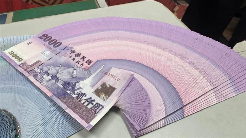 新台幣改版引發2字頭鈔券存廢論戰，面對立委質疑流通率低、商家拒收是浪費公帑，央行首度曝光內部密件，強調環保優勢與國際配置合理性。儘管使用率相對偏低，央行仍計畫利用新設計的「新鮮感」強勢推廣，力求5種面額均衡發展。 （圖／記者師瑞德攝影）