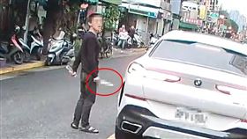 持刀,攔車,吵架,鬧事,台北,萬華,砸車（圖／民眾提供）