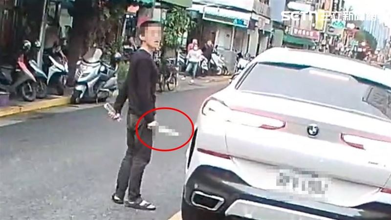 萬華黑衣男隨機持刀攔車!火爆砸車畫面曝