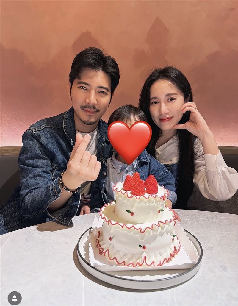 Apple迎接42歲生日,規劃全家遊台南,結果全病倒。(圖/翻攝自IG)