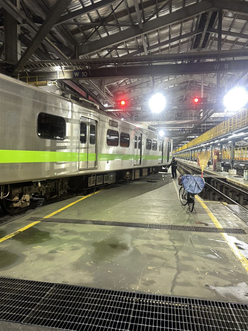 台鐵基隆七堵調車場今(30)日晚間傳出電聯車出軌意外,兩列900型車廂相撞、出軌,造成一名員工受傷送醫,正線行車未受影響,詳細原因待台鐵進一步說明。(圖/翻攝畫面)