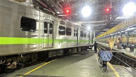 台鐵基隆七堵調車場今（30）日晚間傳出電聯車出軌意外，兩列900型車廂相撞、出軌，造成一名員工受傷送醫，正線行車未受影響，詳細原因待台鐵進一步說明。（圖／翻攝畫面）