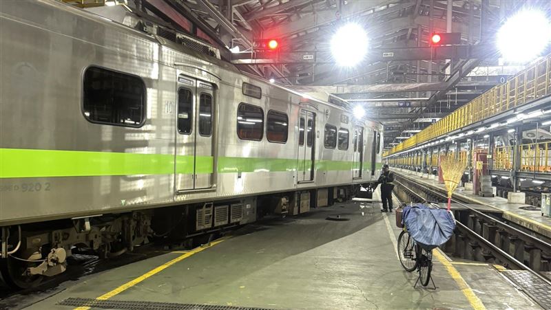 台鐵出事 七堵調車場列車撞擊出軌1人受傷