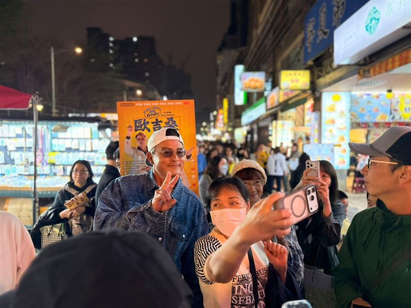 《NO GOOD！歐吉桑》李銘順在寧夏夜市人氣旺。（圖／萬騰文化創意提供）