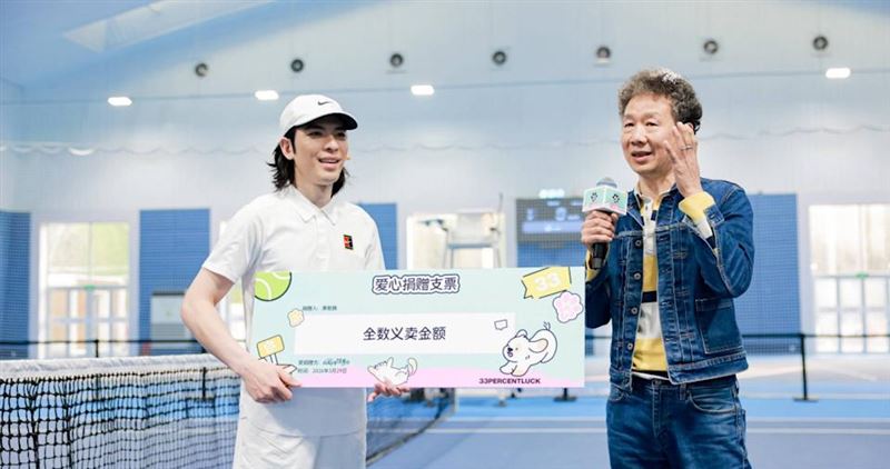 蕭敬騰（左）義賣捐出私人物品與收藏，將生日祝福轉化為實際幫助。（圖／喜鵲娛樂提供）