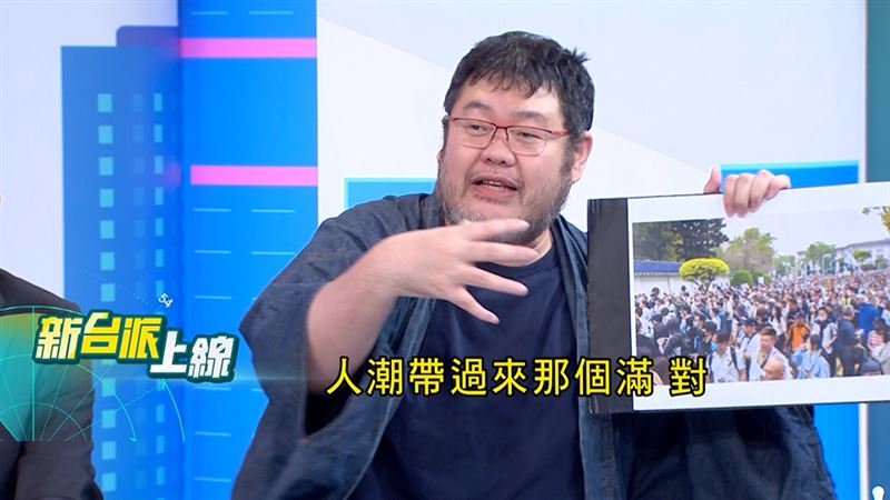 小草稱人潮滿到中正紀念堂，四叉貓說柯文哲玩大退場，下台後沿途移動，人潮也隨之集中