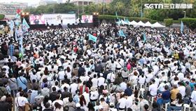 前台北市長郝龍斌指柯文哲涉「京華城圖利」，柯文哲一審遭判17年徒刑、褫奪公權6年，國民黨戰鬥藍發起人趙少康29日響應民眾黨上凱道抗議。（圖／記者鄭孟晃攝影）